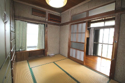 小山市羽川の和室|東側に位置する6帖和室は、朝日が差し込む明るい一室。縁側越しのやわらかな日差しが心地よく、くつろぎの空間にぴったりです。ダイニングキッチンにも隣接しており、家事動線もスムーズ。