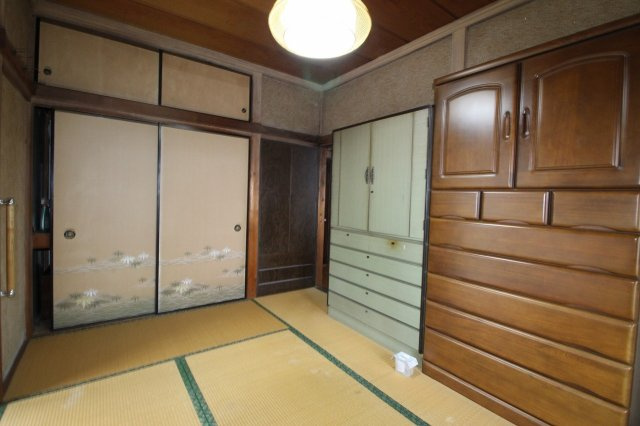 小山市羽川の和室|落ち着いた色合いと木の質感が心地よい、どこか懐かしい雰囲気の和室。障子やふすまなど和の意匠がしっかり残されており、リラックスできる空間として幅広い用途に活用できます。