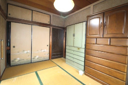 小山市羽川の和室|落ち着いた色合いと木の質感が心地よい、どこか懐かしい雰囲気の和室。障子やふすまなど和の意匠がしっかり残されており、リラックスできる空間として幅広い用途に活用できます。