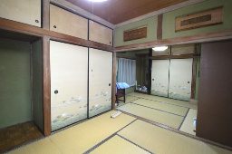 小山市羽川の和室|2部屋続きの和室は、来客時の客間や家族のくつろぎスペースなど、使い方いろいろ。ふすまで仕切れば個室としても利用でき、ライフスタイルに合わせた柔軟な使い方が可能です。
