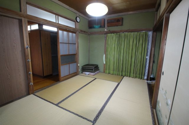 小山市羽川の和室|南向きの掃き出し窓からたっぷり光が入る明るい和室。お庭や縁側ともつながっており、陽だまりの中でのんびり過ごせる、心やすらぐ空間です。