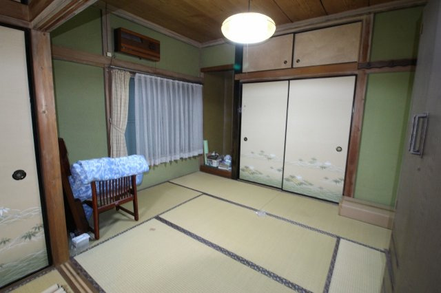 小山市羽川の和室|落ち着いた色合いと収納の多さが魅力の洋室6帖。北側に位置しており、書斎や趣味部屋としても集中しやすい静かな空間です。