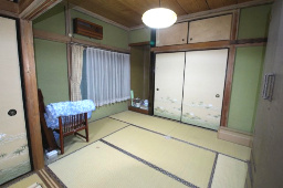 小山市羽川の和室|落ち着いた色合いと収納の多さが魅力の洋室6帖。北側に位置しており、書斎や趣味部屋としても集中しやすい静かな空間です。