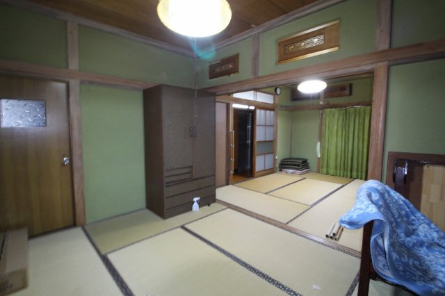 小山市羽川の和室|続き間の和室とゆるやかにつながる洋室。客間や寝室としての利用はもちろん、引き戸を開けて広く使えば、ゆとりある一体空間としても活用できます。