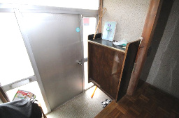 小山市羽川の玄関|レトロなタイル調の下駄箱が目を引く玄関スペース。コンパクトながらも使い勝手がよく、来客時にもすっきりと迎えられる空間です。すりガラスからやわらかい光が入り、明るさも確保されています。