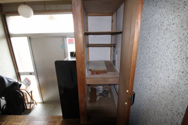 小山市羽川の収納|玄関脇にはちょっとした収納棚もあり、日用品や掃除道具の保管にも便利。細やかな収納があることで、生活のしやすさも感じられる造りです。