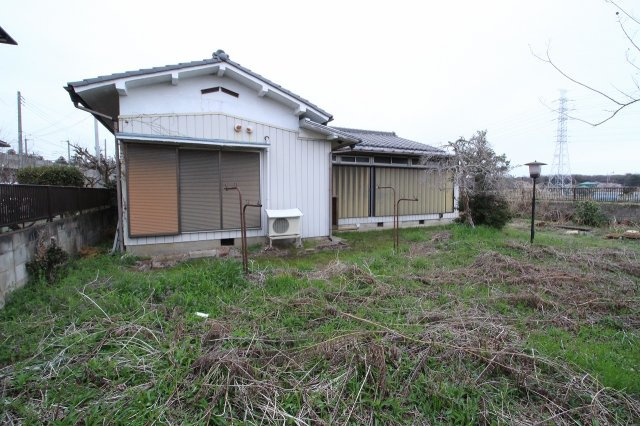 小山市羽川の外観|広いお庭付きで、家庭菜園やガーデニングなど、外空間を自由に楽しめる一軒家。建物はコンパクトながら、南側にしっかりとした庭スペースがあり、日当たりも良好です◎