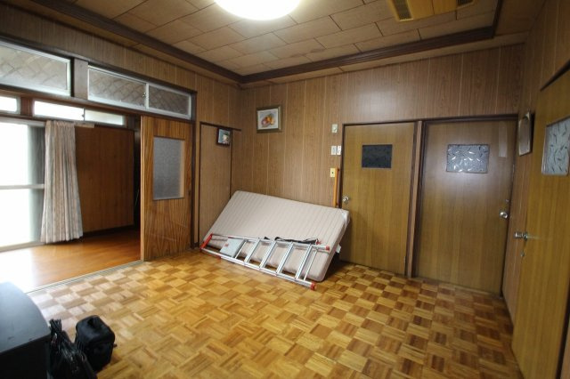 小山市羽川の洋室|和室や玄関、ダイニングキッチンともつながる中央の洋室は、家族が自然と集まる場所に。広さは8帖あり、リビングとしても使えるゆとりある空間です。