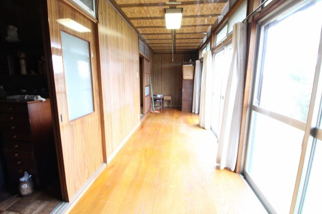 小山市羽川のその他|南側に面した広縁は、陽射しがたっぷり差し込む明るい空間。洗濯物を干したり、日向ぼっこをしたり、のんびり過ごせる場所として活躍してくれます。