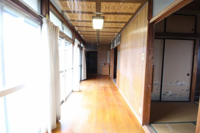 小山市羽川のその他|和室とゆるやかにつながる広縁は、昔ながらの住まいらしい落ち着きある空間。季節のうつろいを感じながら、静かに過ごす時間を楽しめます。