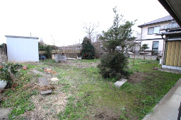 小山市羽川の庭|南側にはゆとりあるお庭スペースが広がり、陽当たりも良好。ガーデニングや家庭菜園、お子様の遊び場としても活用できる、暮らしを豊かにする“自分だけの庭”です。