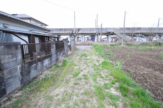 小山市羽川の前面道路含む現地写真|北側前面道路です