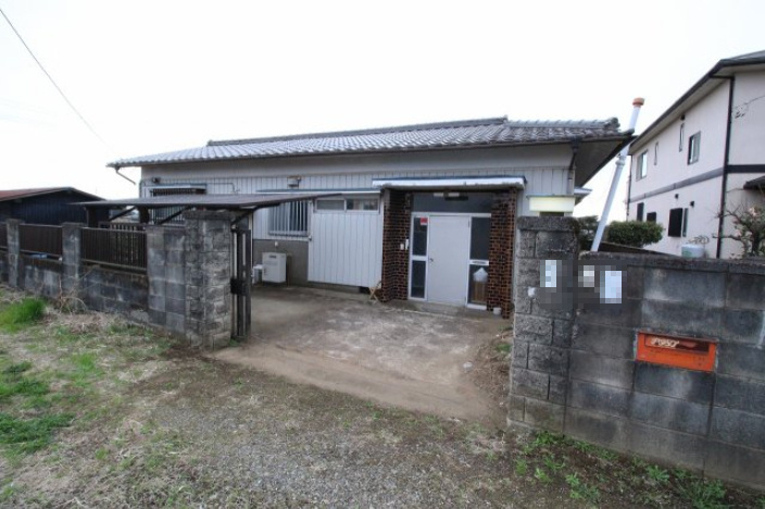 小山市羽川の外観|落ち着いた平屋造りの外観が印象的な住まい。ブロック塀に囲まれた昔ながらの門構えで、プライバシーも確保されています。玄関前には駐車スペースもあります。