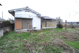 小山市羽川の外観|広いお庭付きで、家庭菜園やガーデニングなど、外空間を自由に楽しめる一軒家。建物はコンパクトながら、南側にしっかりとした庭スペースがあり、日当たりも良好です◎