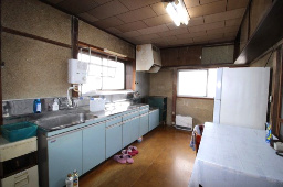 小山市羽川のキッチン|7.5帖のダイニングキッチンは、ゆとりある横長レイアウト。大きな窓から光が入り、明るく開放的な空間で毎日の家事も気持ちよくこなせそうです。作業スペースもしっかり確保されています◎