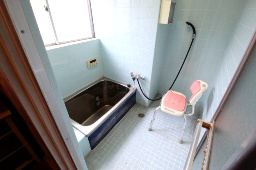 小山市羽川の浴室|昔ながらのステンレス製浴槽は保温性が高く、浴槽も深いので、冬でも体の芯まで温まります。