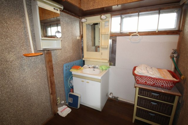 小山市羽川の独立洗面台|収納スペース付きのミラーキャビネットと洗面台が設置されており、すぐに使える点も◎