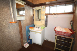小山市羽川の独立洗面台|収納スペース付きのミラーキャビネットと洗面台が設置されており、すぐに使える点も◎