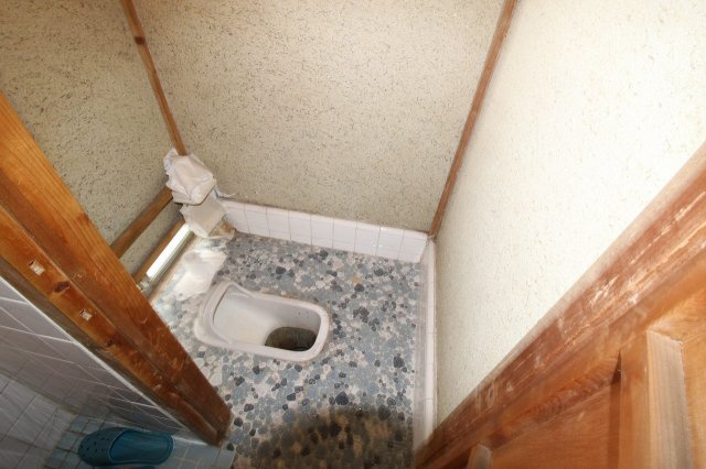 小山市羽川のトイレ|昔ながらの和式トイレが残る、レトロな趣のある空間。床タイルでお掃除もラクラク♪ 洋式化リフォームもしやすく、好みに合わせて快適に◎