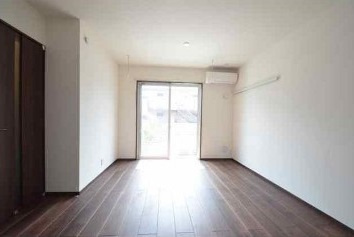 【寝室】 | J Wing East/West | きれいなフローリング。