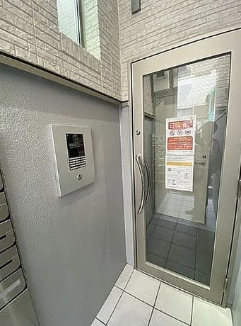 ＱＵＱＵＲＩ北新宿　２０２（業１００）のエントランス