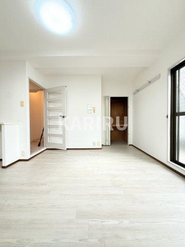 ティーホームズ新大阪の居間・リビング