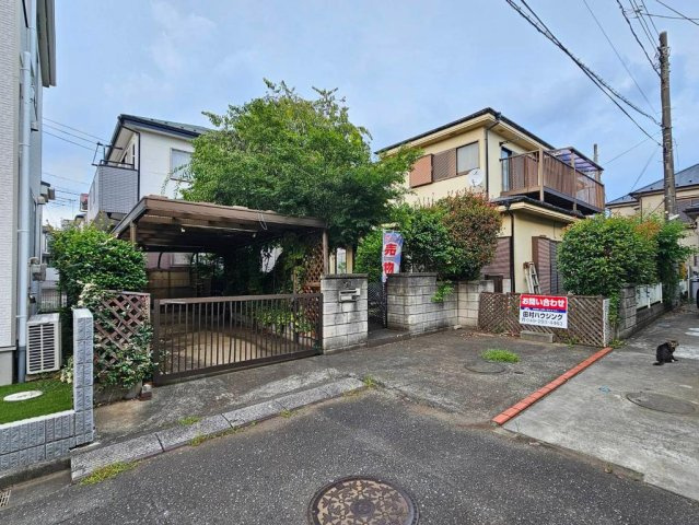 川越市大字下赤坂の中古一戸建の外観|全居室南東向きで明るい住空間♪
駐車スペースもあります。