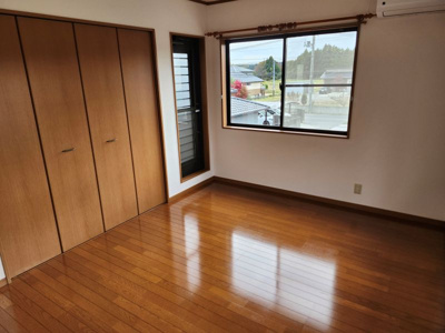 【寝室】 | 王塚戸建賃貸住宅A | 開放的な寝室です