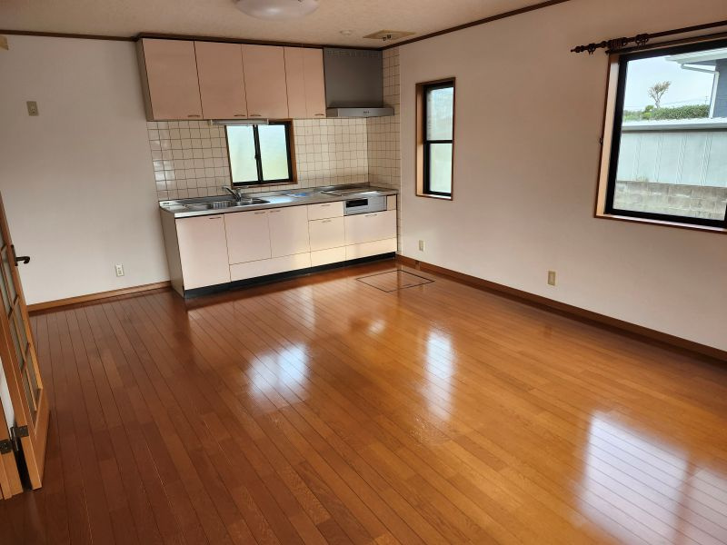 王塚戸建賃貸住宅Aの居間・リビング|ゆったり過ごせる居間です