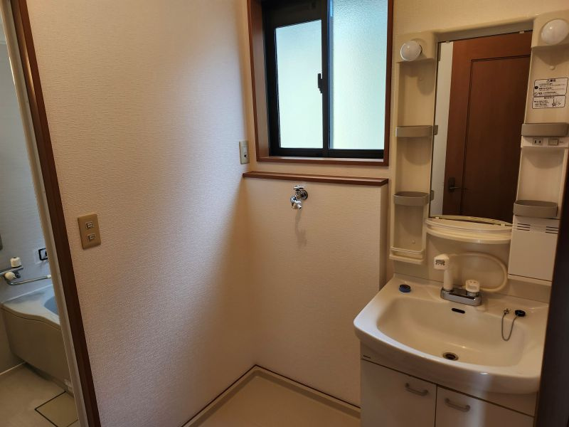 王塚戸建賃貸住宅Aの独立洗面台|独立洗面台、朝の身支度には欠かせません