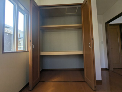 【収納】 | 緑町２丁目　中古戸建 | 大きなクローゼットがあるのでお部屋が広くお使いいただけます。