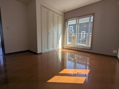【洋室】 | 緑町２丁目　中古戸建 | 洋室約8.3帖