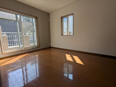 【洋室】 | 緑町２丁目　中古戸建 | バルコニーに面しているので陽当り・通風良好です。