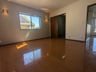 【洋室】 | 緑町２丁目　中古戸建 | シックな雰囲気の主寝室です。
