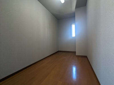 【収納】 | 緑町２丁目　中古戸建 | ウォークインクローゼット付きです。奥行きもあるのでかなりのお荷物が収納できます。