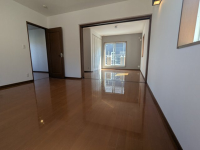 【洋室】 | 緑町２丁目　中古戸建 | 洋室8.3帖と9.5帖は続き間になっているので、多用途にお使いいただけます。