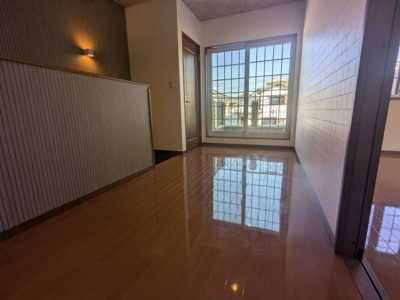 【設備】 | 緑町２丁目　中古戸建 | 2階の廊下は幅も広く明るいです。
