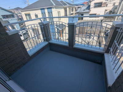 【バルコニー】 | 緑町２丁目　中古戸建 | 玄関ポーチ上のバルコニーです。