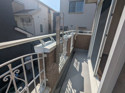 【バルコニー】 | 緑町２丁目　中古戸建 | 南東向きバルコニーで陽当り・通風良好です。
