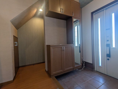 【玄関】 | 緑町２丁目　中古戸建 | シューズボックスにはご家族分の靴が収納できます。