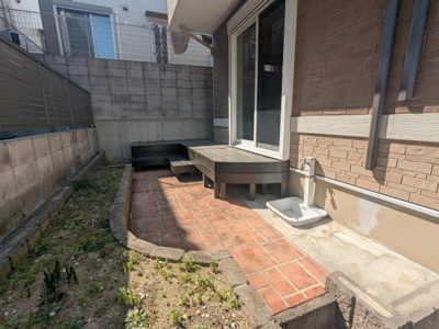 【庭】 | 緑町２丁目　中古戸建 | ウッドデッキ付きでお庭に出られます。