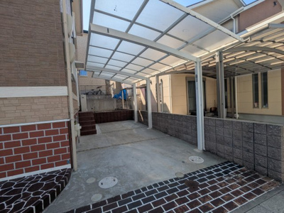 【駐車場】 | 緑町２丁目　中古戸建 | カーポートには縦列で2台駐車可能です。