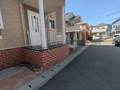 【前面道路含む現地写真】 | 緑町２丁目　中古戸建 | 前面道路との高低差はございません。