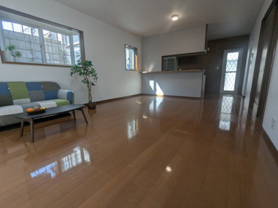 【居間・リビング】 | 緑町２丁目　中古戸建 | 明るいリビングでフローリングもきれいにクリーニングされています。