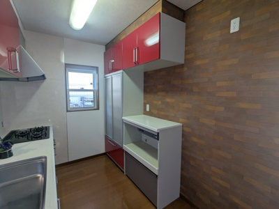 【キッチン】 | 緑町２丁目　中古戸建 | 食器棚もあるのでキッチン廻りが片付きます。