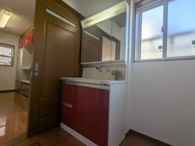【独立洗面台】 | 緑町２丁目　中古戸建 | キッチン同様に赤色がおしゃれな独立洗面台です。