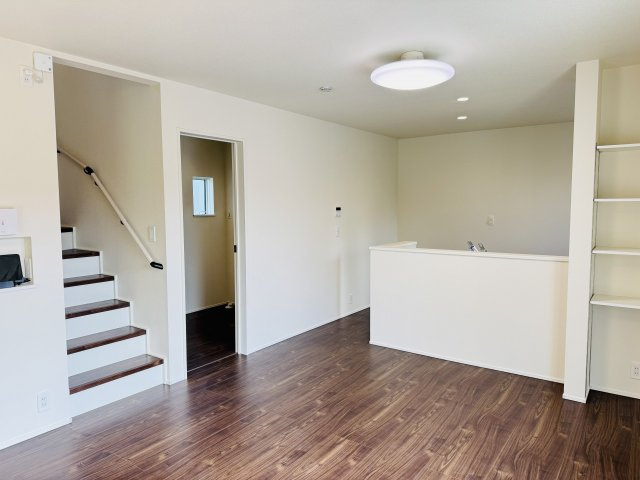 八王子市　川口町　新築一戸建て　２３ー３期の居間・リビング|～15.0帖の明るいLDKで、家族団欒の時間をお過ごしいただけます～