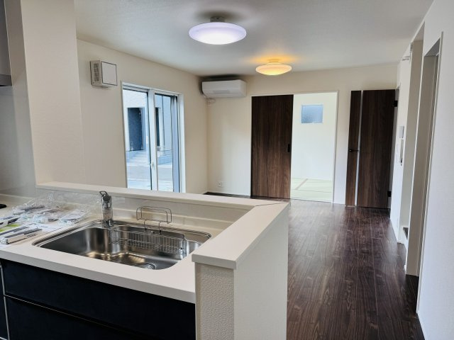 八王子市　川口町　新築一戸建て　２３ー３期の内装|～リビング側の家族とコミュニケーションをとりやすいキッチンです～