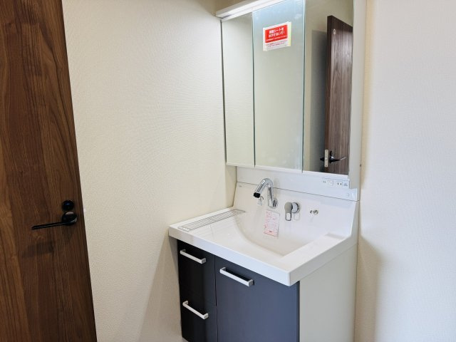 八王子市　川口町　新築一戸建て　２３ー３期の独立洗面台|～３面鏡付きの独立洗面台　細々している物をスッキリ収納出来ます～