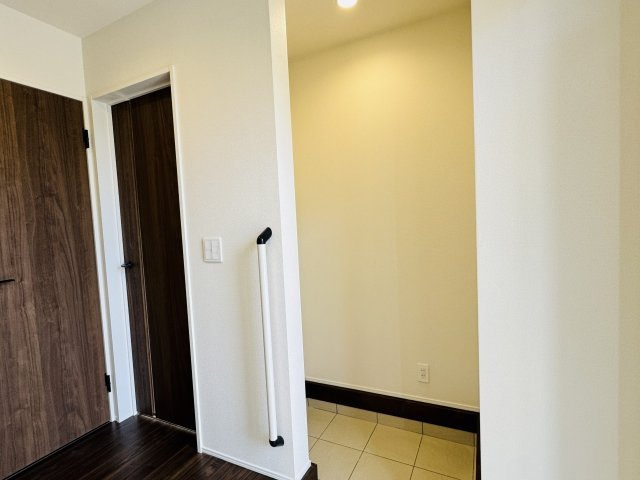 八王子市　川口町　新築一戸建て　２３ー３期の玄関|～シューズインクローク付き　物が溢れがちな玄関をスッキリとした状態に保てます～